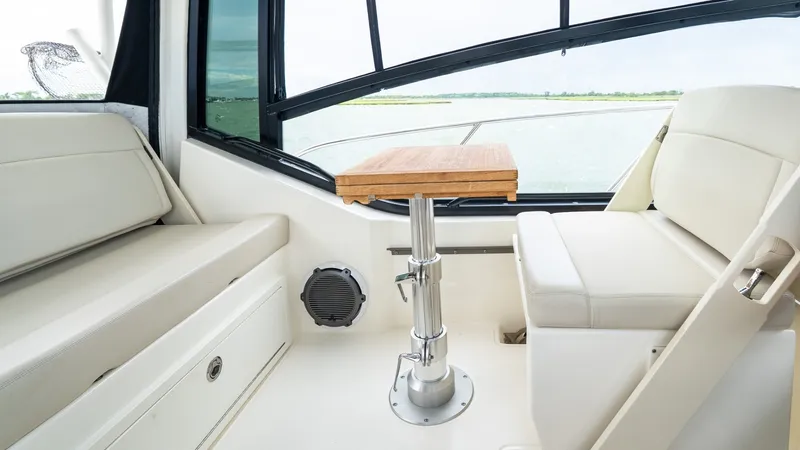 Slide: The Image of Boston Whaler 325 Conquest 2020 - 6262038