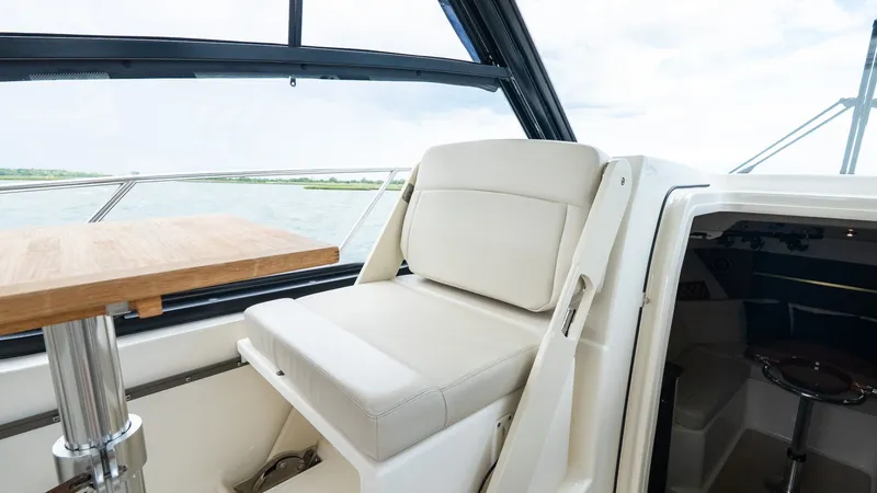 Slide: The Image of Boston Whaler 325 Conquest 2020 - 6262039