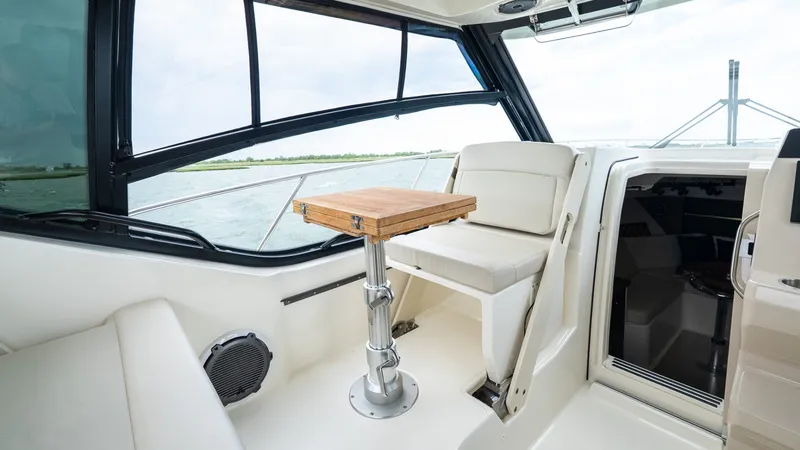 Slide: The Image of Boston Whaler 325 Conquest 2020 - 6262042