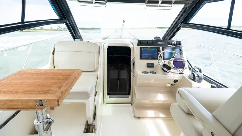 Slide: The Image of Boston Whaler 325 Conquest 2020 - 6262043