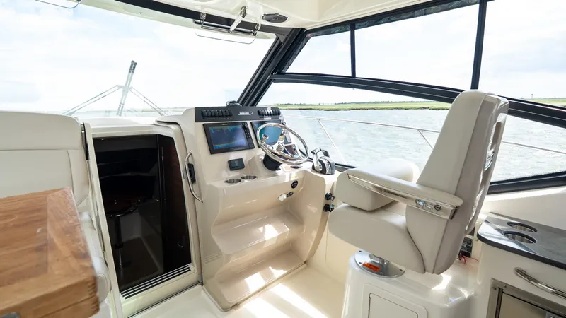 Slide: The Image of Boston Whaler 325 Conquest 2020 - 6262044