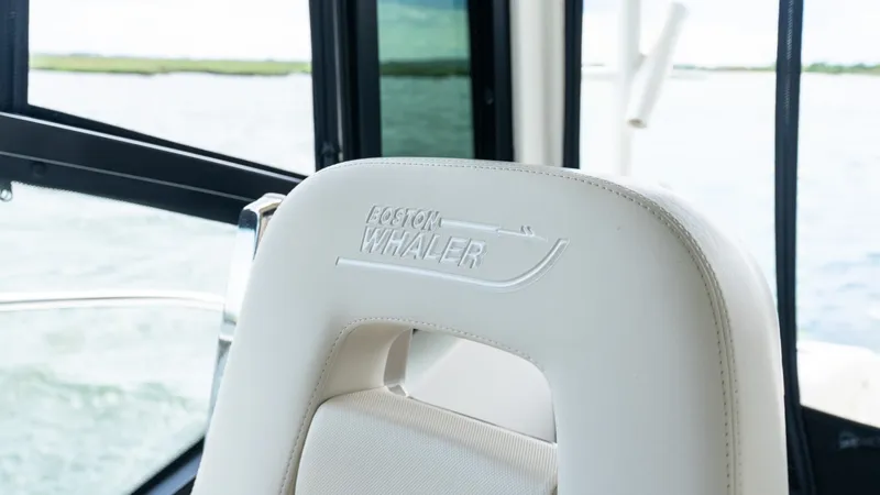 Slide: The Image of Boston Whaler 325 Conquest 2020 - 6262045