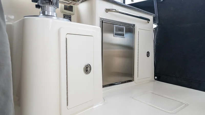 Slide: The Image of Boston Whaler 325 Conquest 2020 - 6262048
