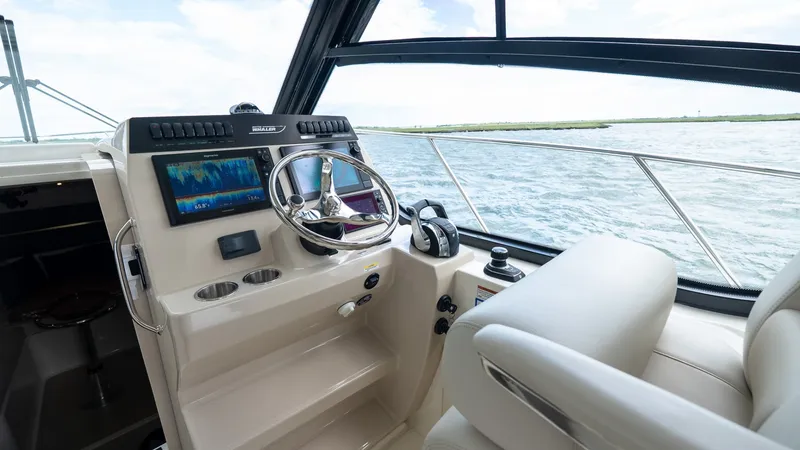 Slide: The Image of Boston Whaler 325 Conquest 2020 - 6262050