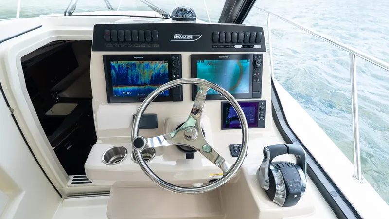Slide: The Image of Boston Whaler 325 Conquest 2020 - 6262051