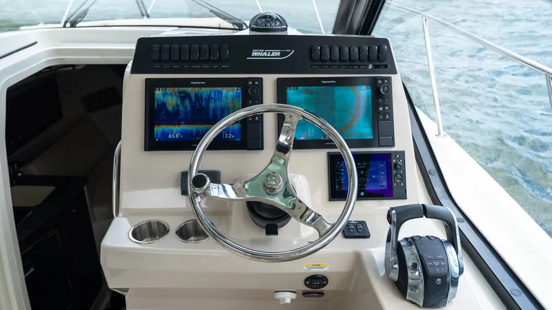 Slide: The Image of Boston Whaler 325 Conquest 2020 - 6262052
