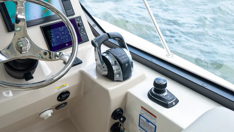 Slide: The Image of Boston Whaler 325 Conquest 2020 - 6262053