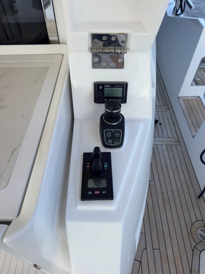 Slide: The Image of Azimut GRANDE 25M 2022 - 7527522