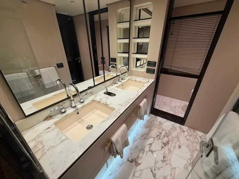 Slide: The Image of Azimut GRANDE 25M 2022 - 7527548