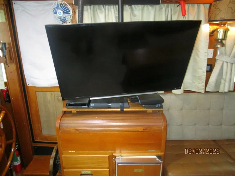 Slide: The Image of 46' Grand Banks salon TV - 6284959
