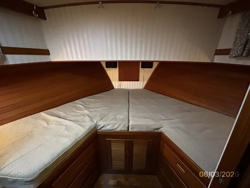 Slide: The Image of 46' Grand Banks guest stateroom - 6284925