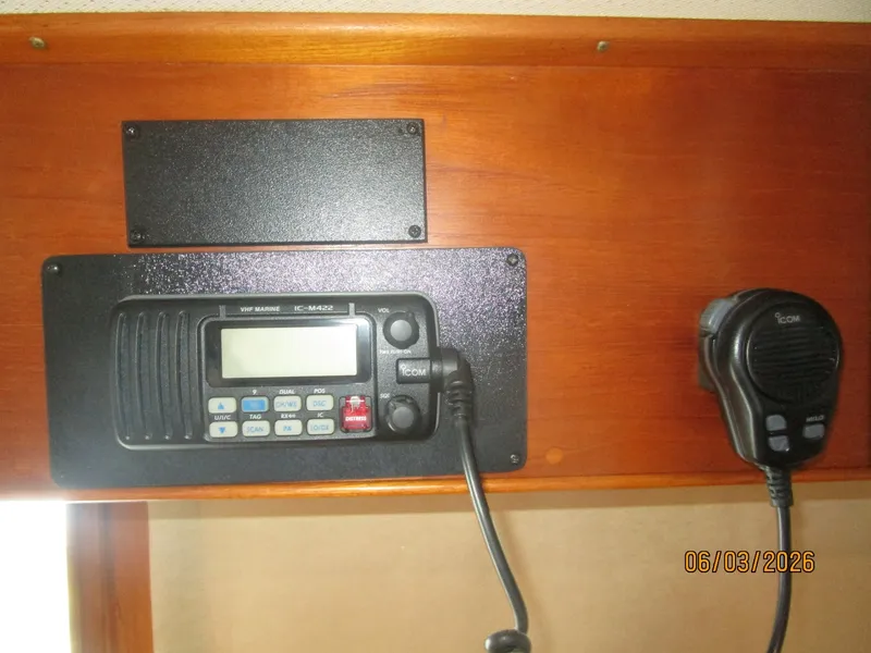 Slide: The Image of 46' Grand Banks lower helm VHF - 6284932