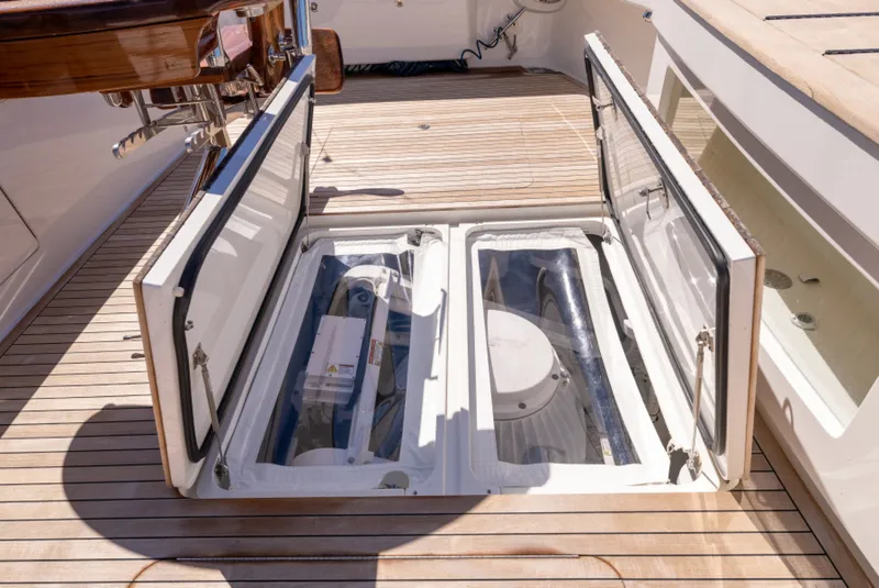 Slide: The Image of 2020 Viking 92 Skybridge Seakeeper - 7383311