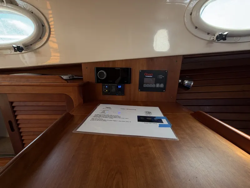 Slide: The Image of Hinckley Yachts Picnic Boat 37 MKIII 2009 - 6290003