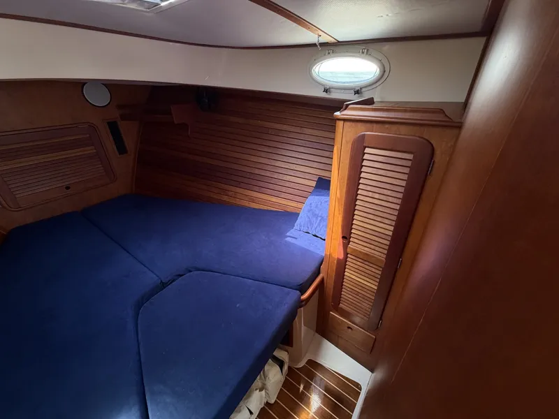 Slide: The Image of Hinckley Yachts Picnic Boat 37 MKIII 2009 - 6290005