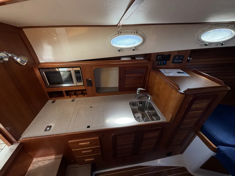 Slide: The Image of Hinckley Yachts Picnic Boat 37 MKIII 2009 - 6290010
