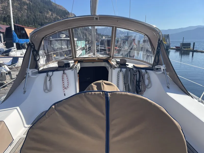 Slide: The Image of Beneteau 393 cockpit - 6290677
