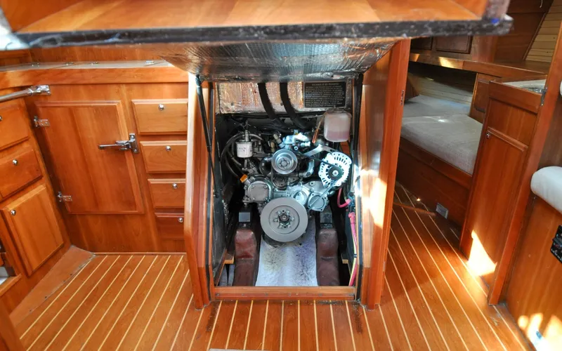Slide: The Image of 2004 - Sabre 426 - Jezebel Salon - Engine Access - 6298570