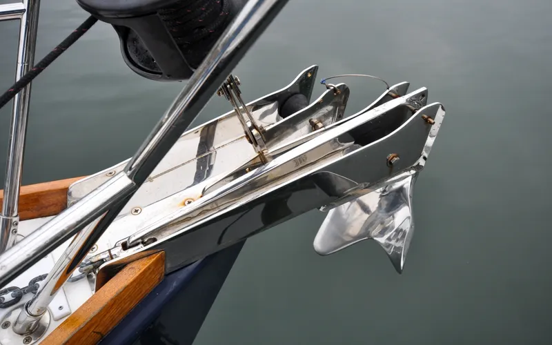Slide: The Image of 2004 - Sabre 426 - Jezebel Anchor Roller/Track - 6298677