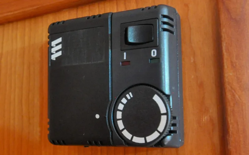Slide: The Image of 2004 - Sabre 426 - Jezebel Salon - Heater Controls - 6298622