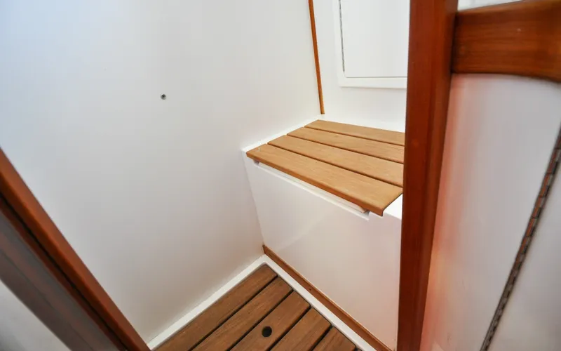 Slide: The Image of 2004 - Sabre 426 - Jezebel Forward Cabin - Head - Stall Shower - Seating - 6298601