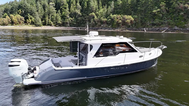 Slide: The Image of True North 34 outboard 2022 - 6769674