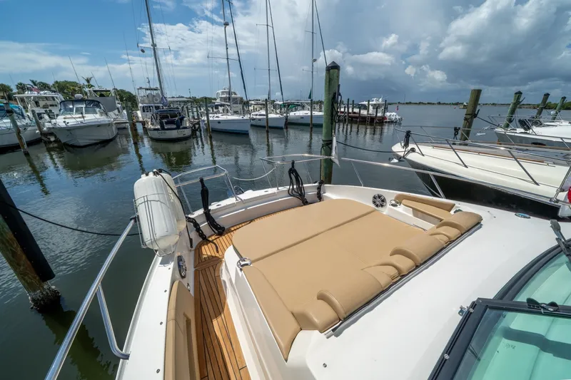Slide: The Image of Sea Ray 320 Sundancer 2025 - 7649508