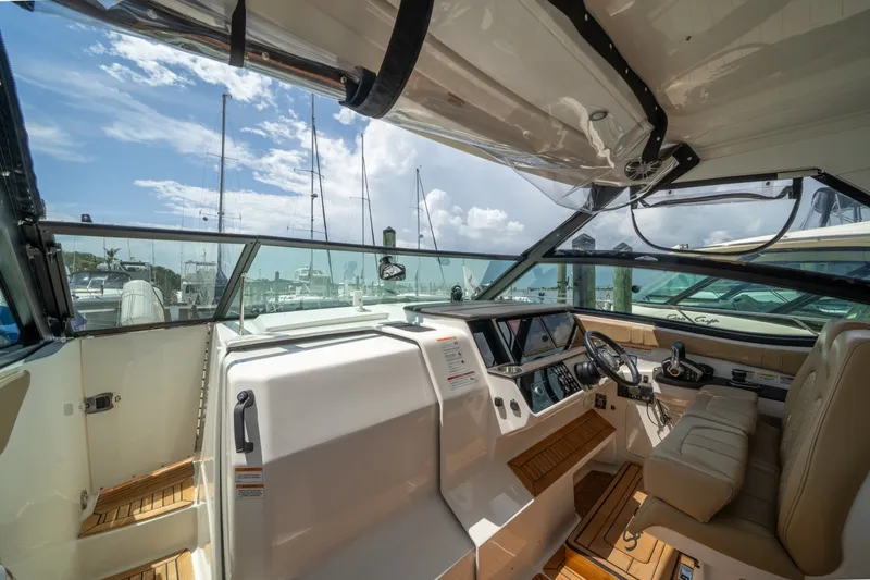 Slide: The Image of Sea Ray 320 Sundancer 2025 - 7649519
