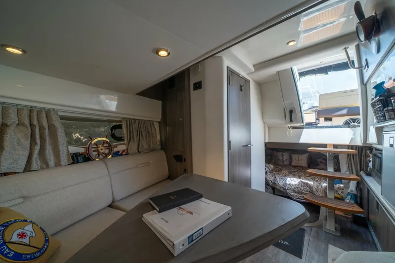 Slide: The Image of Sea Ray 320 Sundancer 2025 - 7649526