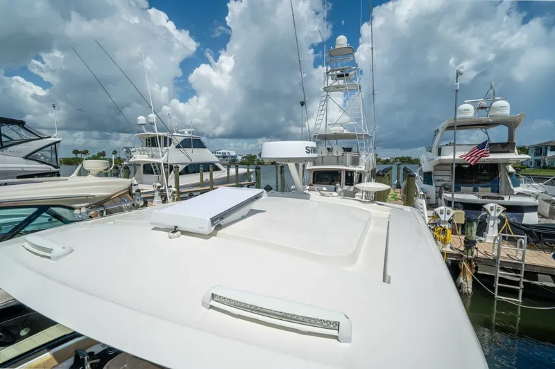 Slide: The Image of Sea Ray 320 Sundancer 2025 - 7649533