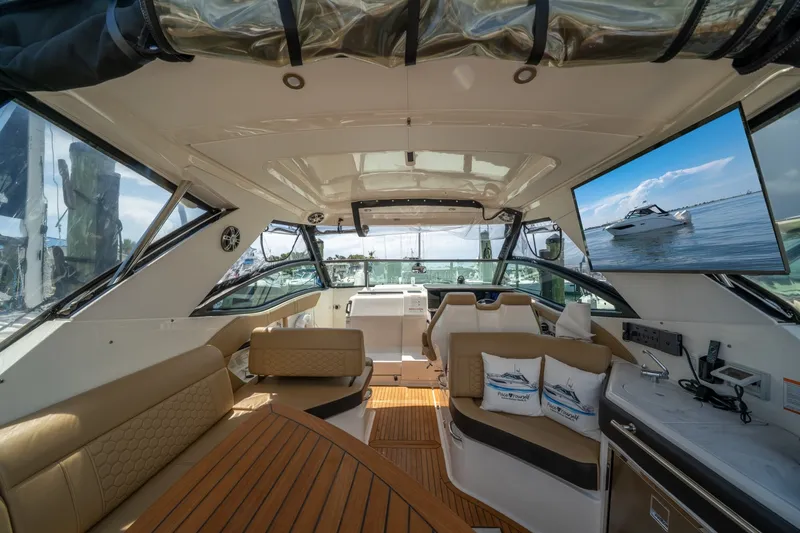 Slide: The Image of Sea Ray 320 Sundancer 2025 - 7649517