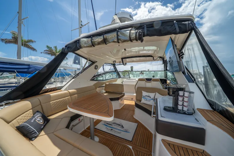 Slide: The Image of Sea Ray 320 Sundancer 2025 - 6520864