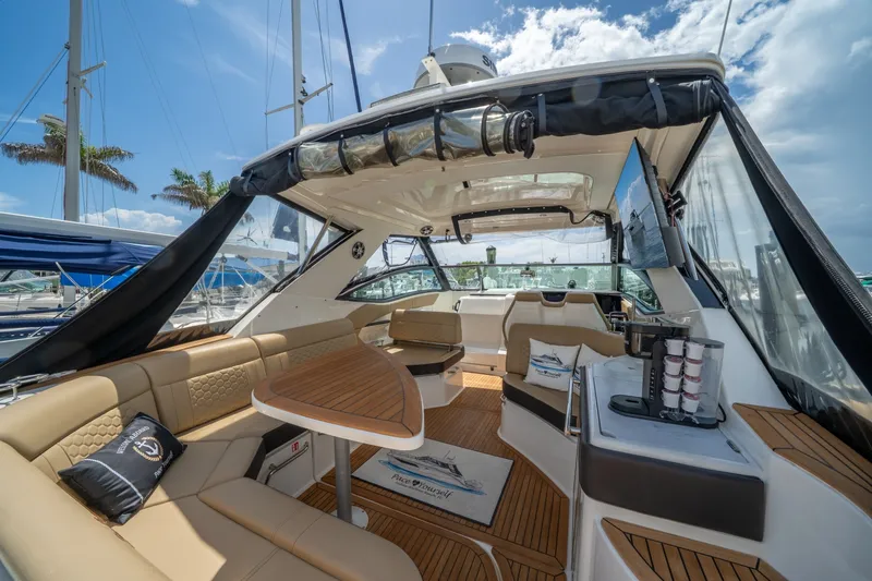 Slide: The Image of Sea Ray 320 Sundancer 2025 - 7649513