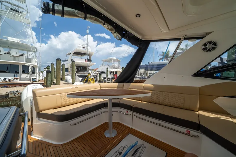 Slide: The Image of Sea Ray 320 Sundancer 2025 - 7649514