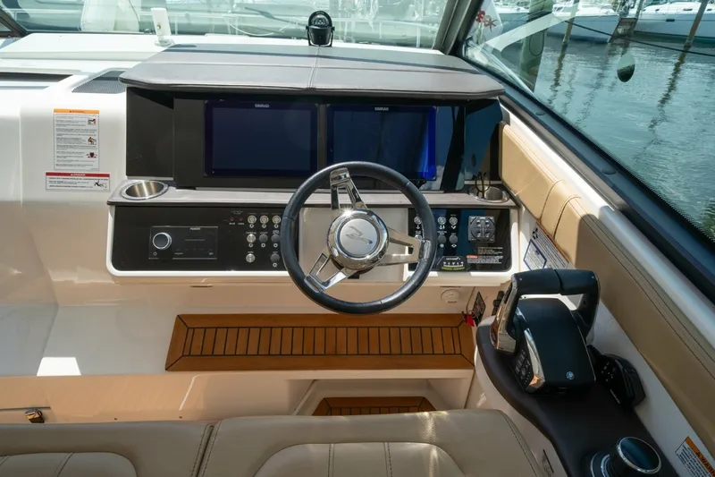 Slide: The Image of Sea Ray 320 Sundancer 2025 - 7649521