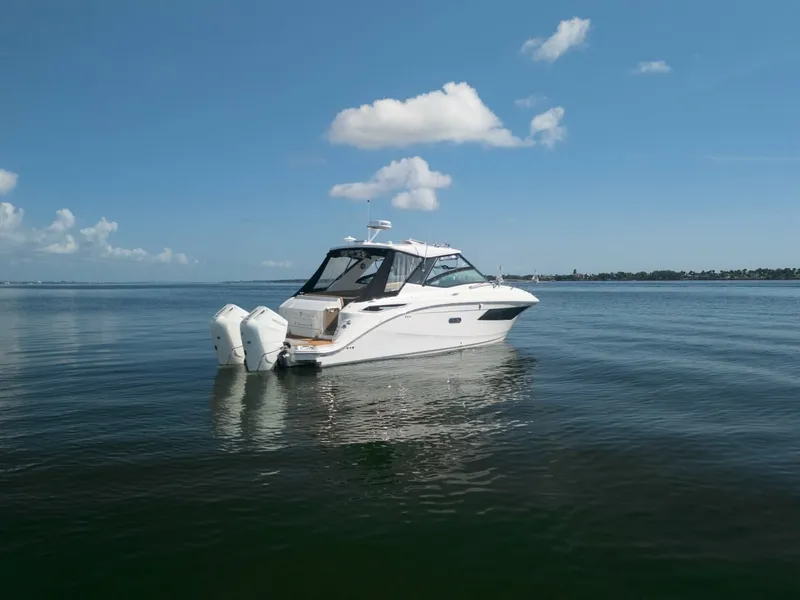 Slide: The Image of Sea Ray 320 Sundancer 2025 - 7649539