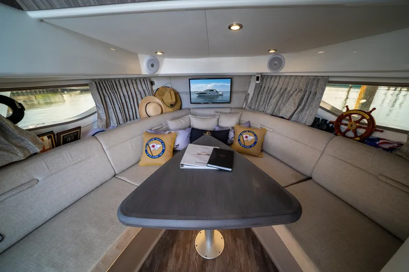 Slide: The Image of Sea Ray 320 Sundancer 2025 - 7649523