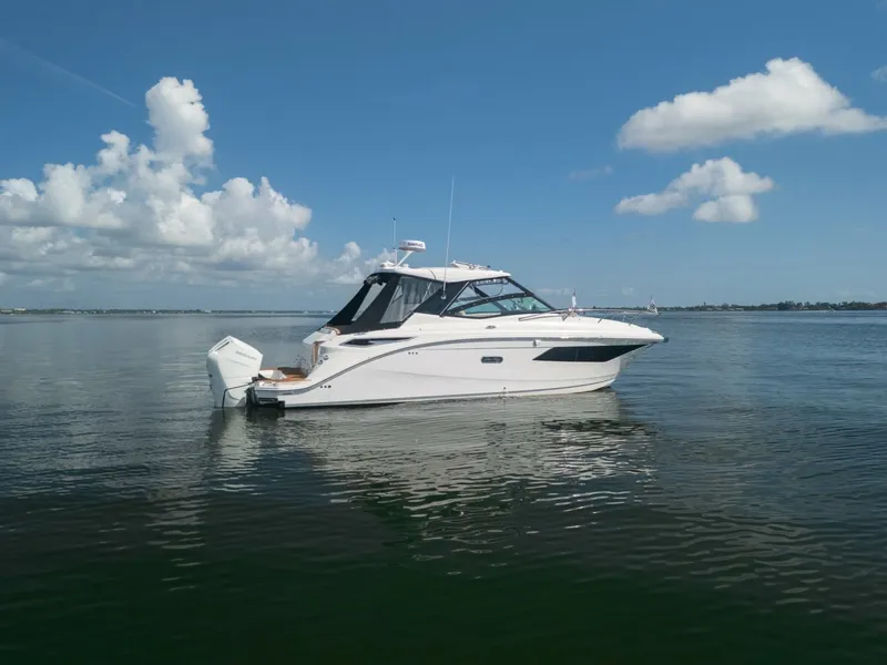 Slide: The Image of Sea Ray 320 Sundancer 2025 - 7649538