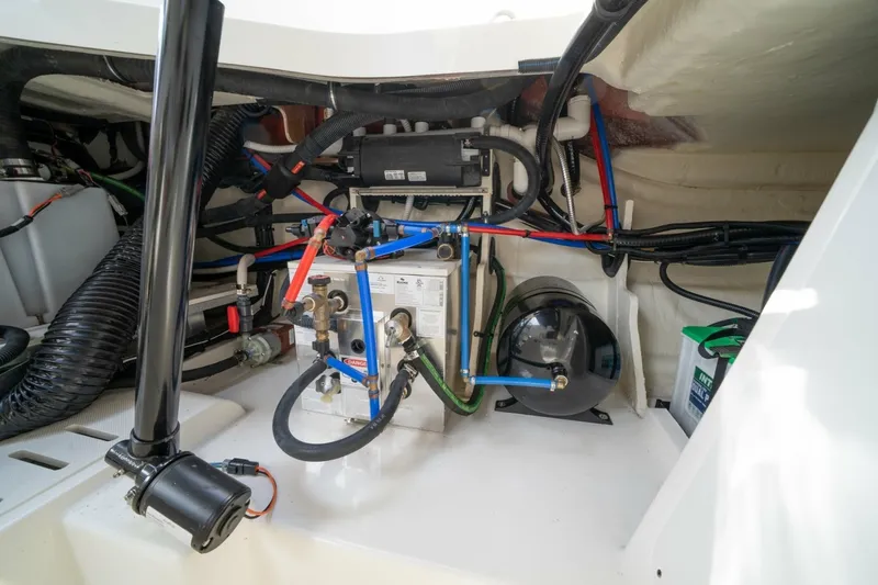 Slide: The Image of Sea Ray 320 Sundancer 2025 - 7649530
