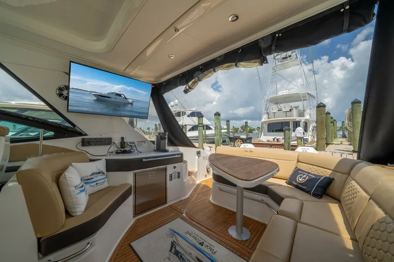 Slide: The Image of Sea Ray 320 Sundancer 2025 - 7649515
