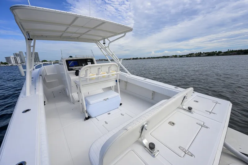 Slide: The Image of Jupiter 31 Deck 2003 Jupiter 31 Center Console with Cuddy - 6302262