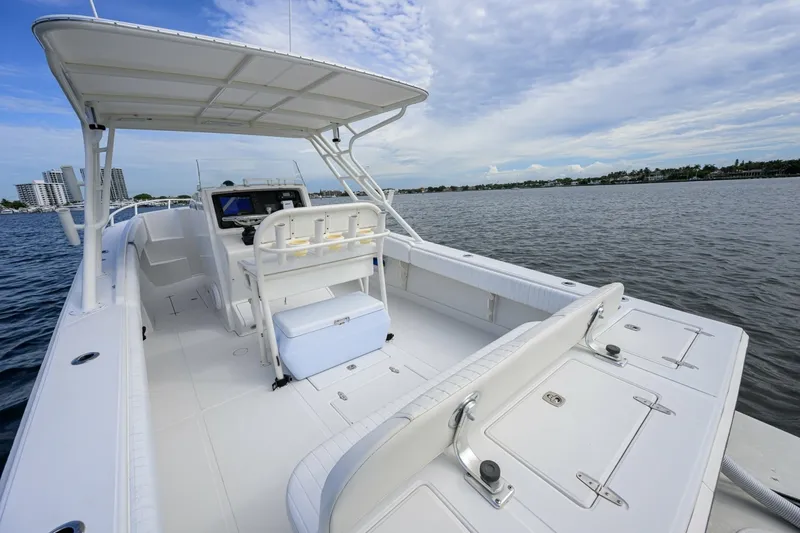 Slide: The Image of Jupiter 31 Deck 2003 Jupiter 31 Center Console with Cuddy - 7655817