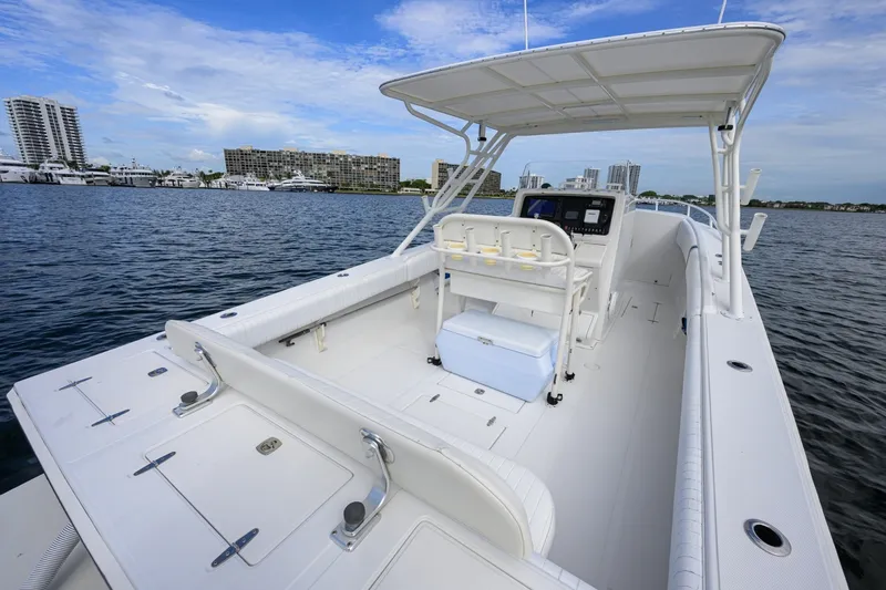 Slide: The Image of Jupiter 31 Deck 2003 Jupiter 31 Center Console with Cuddy - 7655819