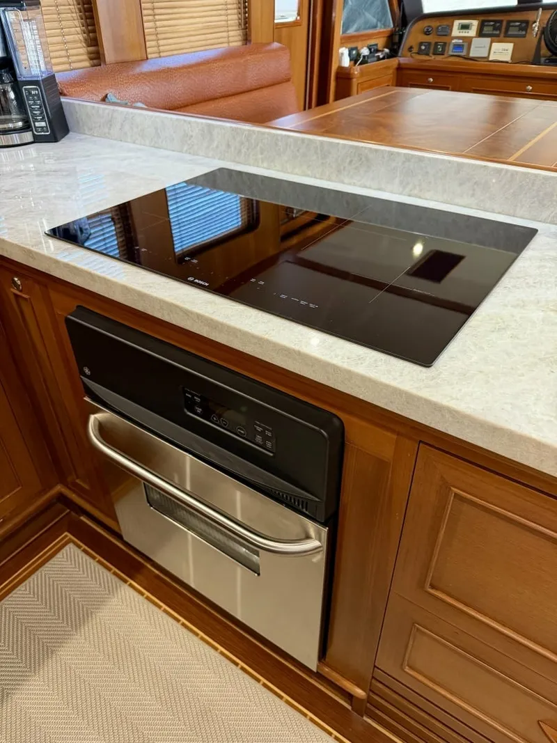 Slide: The Image of Alaskan 70 OHANA - Galley Cook Top and Oven Alaskan 70 OHANA - Galley Cook Top and Oven - 7016788