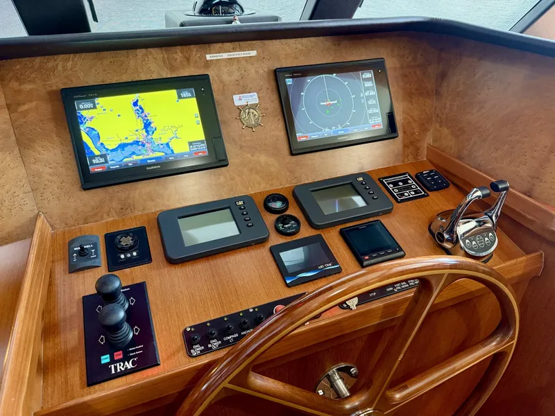Slide: The Image of Alaskan 70 OHANA - Interior Helm - 6769002