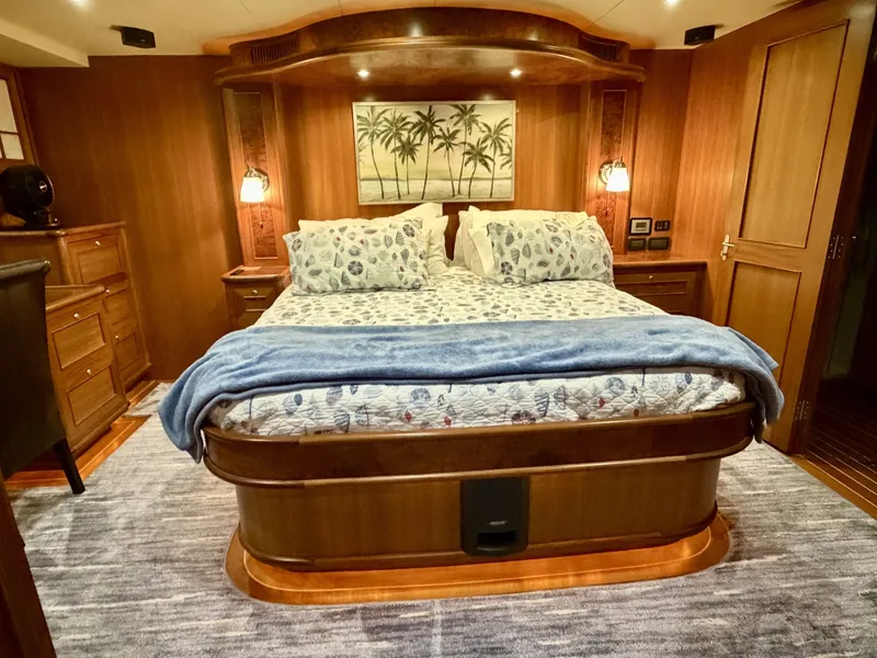 Slide: The Image of Alaskan 70 OHANA - Master Stateroom - 6769664