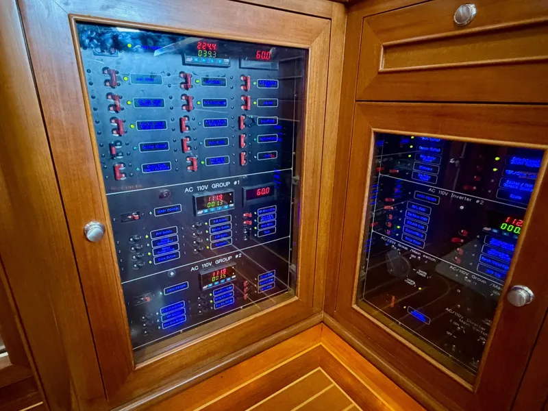 Slide: The Image of Alaskan 70 OHANA - Interior Helm - 6769007