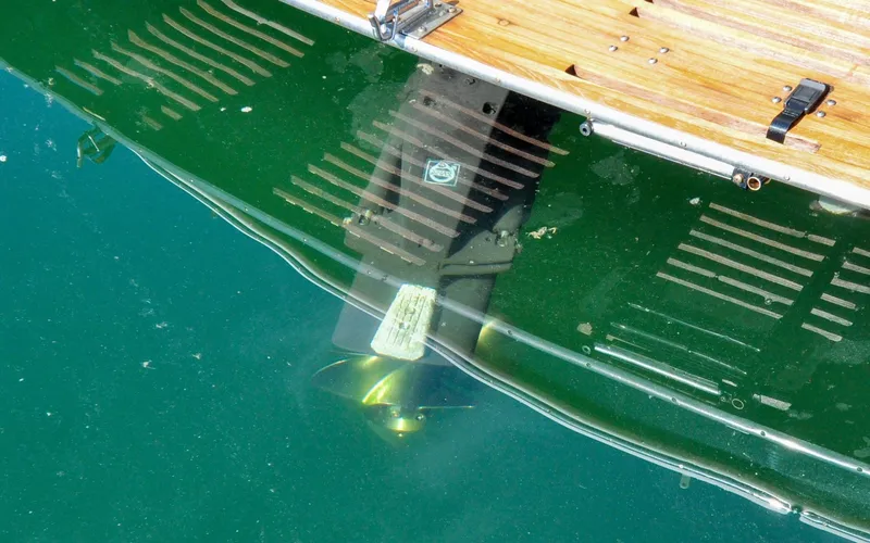 Slide: The Image of Hunt Surfhunter 29 - Judith Ann Propeller of 2005 Hunt Yachts Surfhunter 29 visible underwater near wooden deck. - 6302466