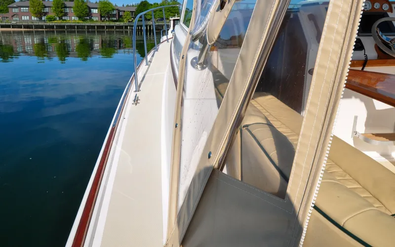 Slide: The Image of Hunt Surfhunter 29 - Judith Ann 2005 Hunt Yachts Surfhunter 29, side view with clear water reflection. - 6302504