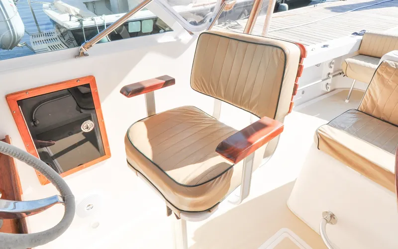 Slide: The Image of Hunt Surfhunter 29 - Judith Ann Captain's chair on 2005 Hunt Yachts Surfhunter 29, featuring tan upholstery and wooden armrests. - 6302510
